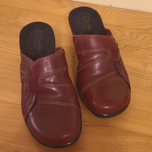 Clarks Shoes - Clarks Bendables Women's mule size 6 in burgundy